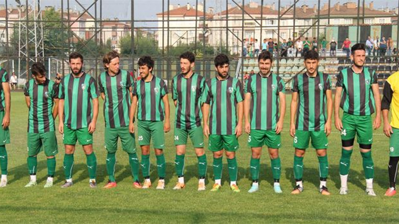 İlk yarı Yeşil, ikinci yarı Siyah "2-2"