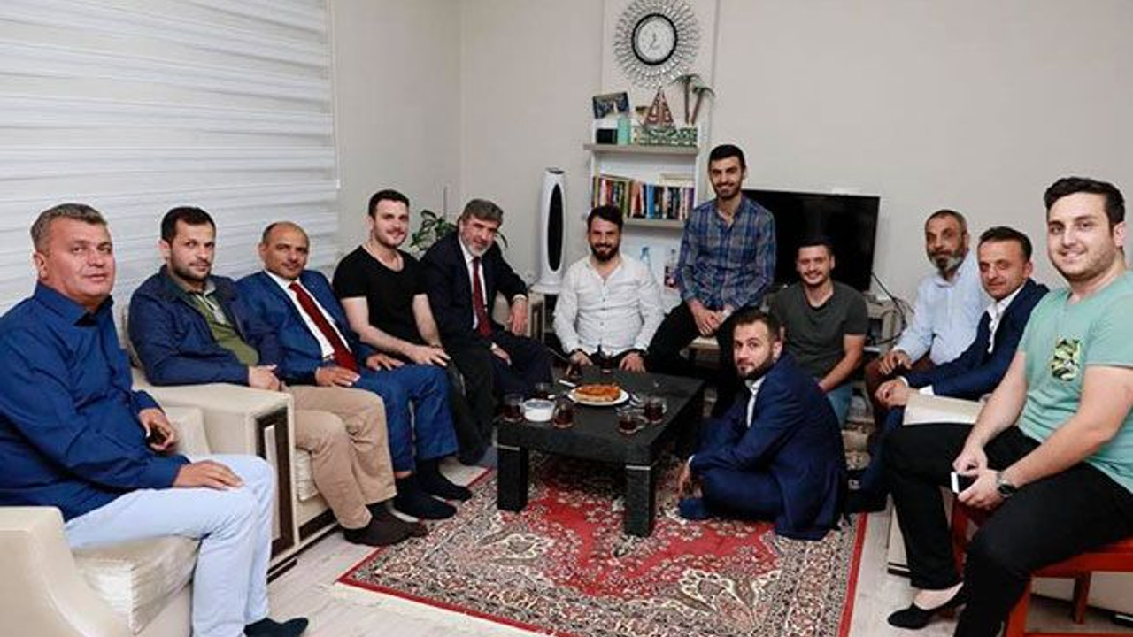 ‘Çayımız hazır’ diyen gençlere konuk oldular