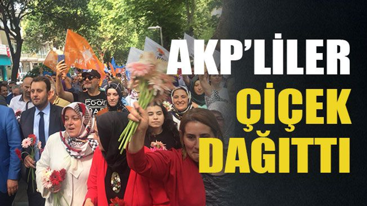 AKP’liler çiçek dağıttı