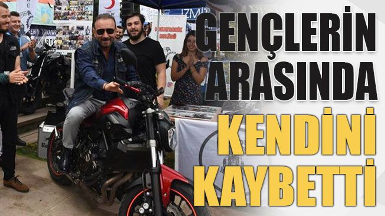 Gençlerin arasında kendini kaybetti