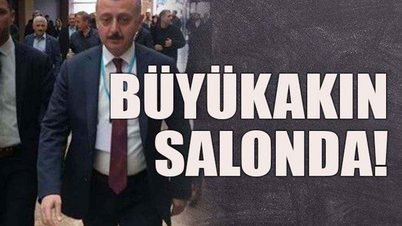 Büyükakın salonda!