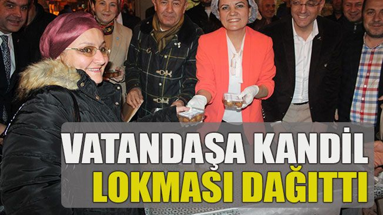 Vatandaşa kandil lokması dağıttı