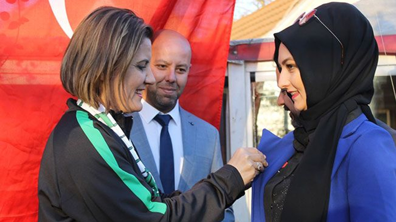 41 genç CHP’ye üye oldu, rozetlerini Hürriyet taktı