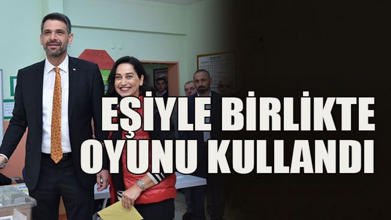 Eşiyle birlikte oyunu kullandı