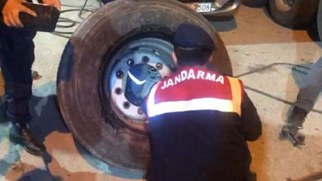 TIR’dan kaçak sigara fışkırdı