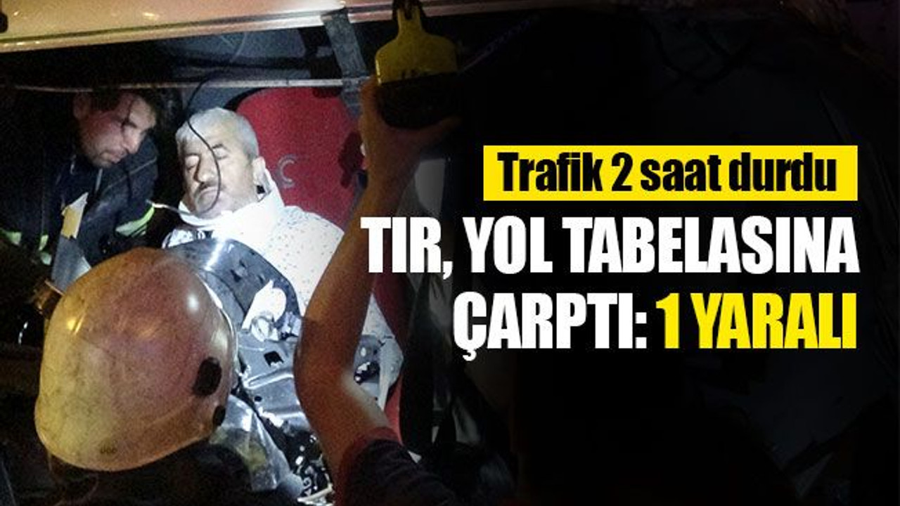 TIR, yol tabelasına çarptı: 1 yaralı