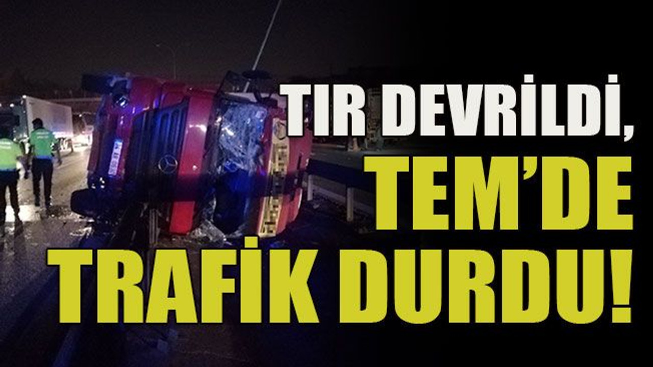 TIR devrildi, TEM’de trafik durdu!
