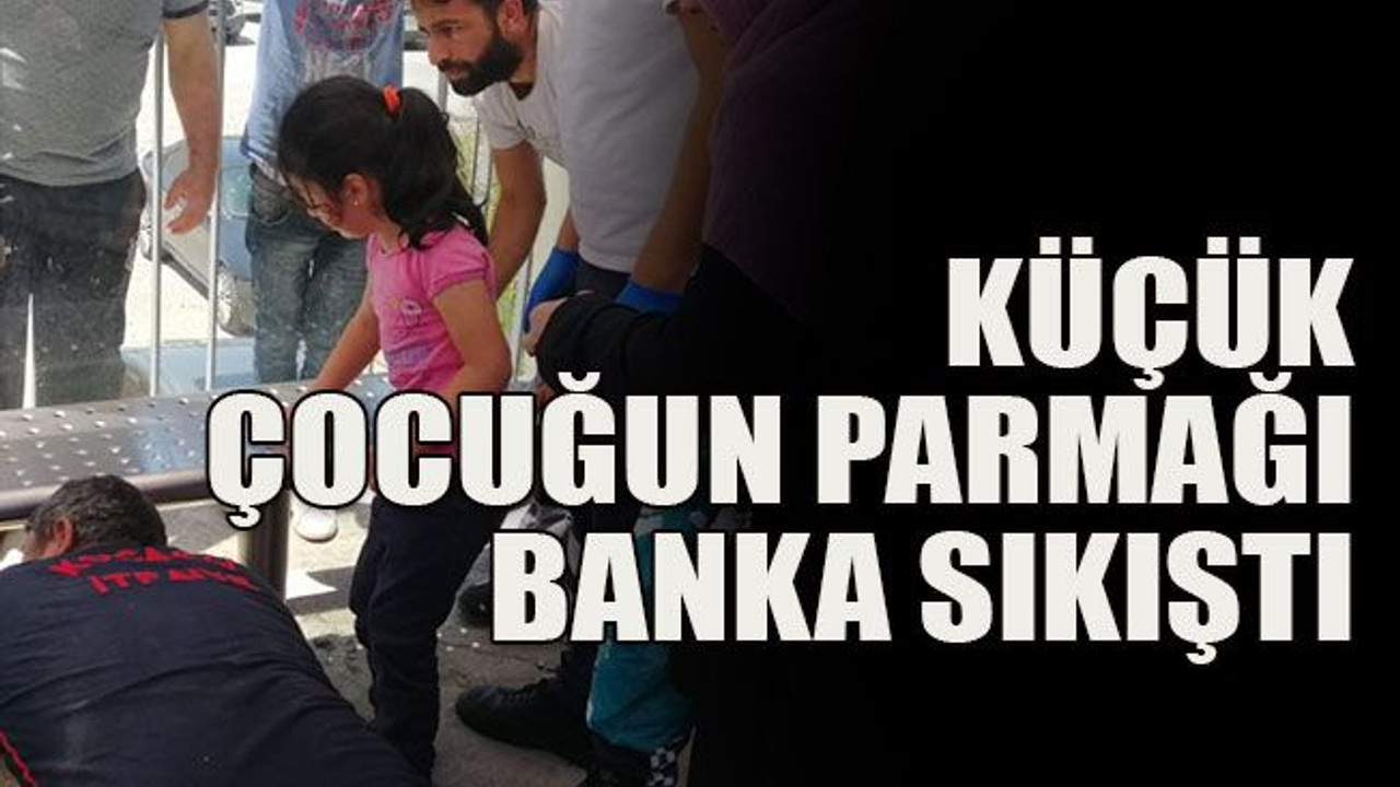 Küçük çocuğun parmağı banka sıkıştı