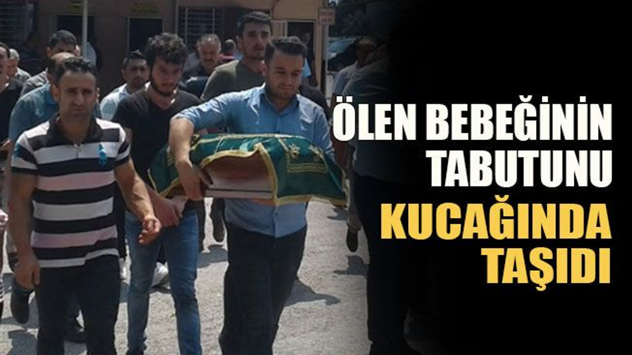 Ölen bebeğinin tabutunu kucağında taşıdı