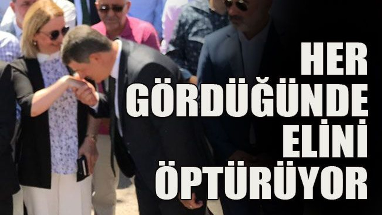 Her gördüğünde elini öptürüyor