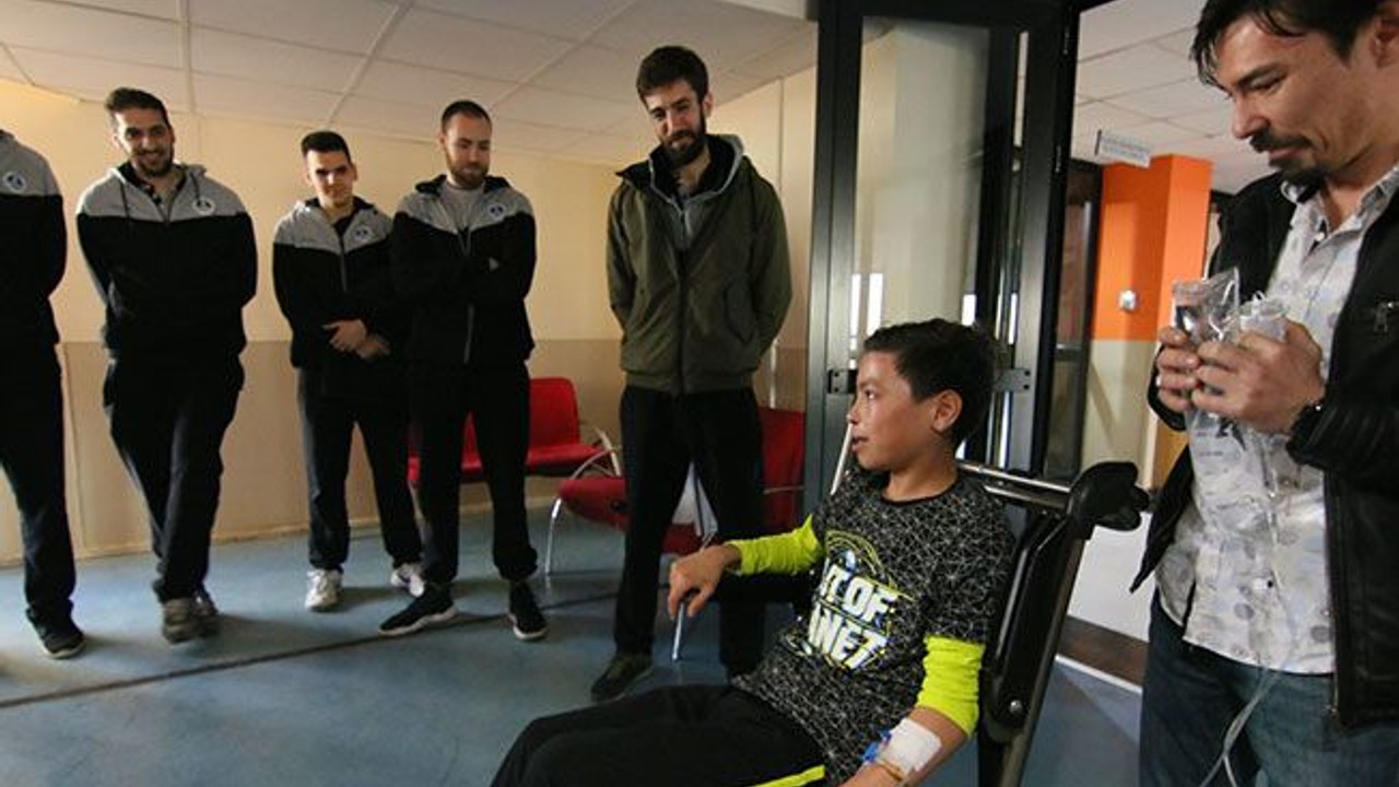 Minik taraftara Kağıtspor’dan moral ziyareti