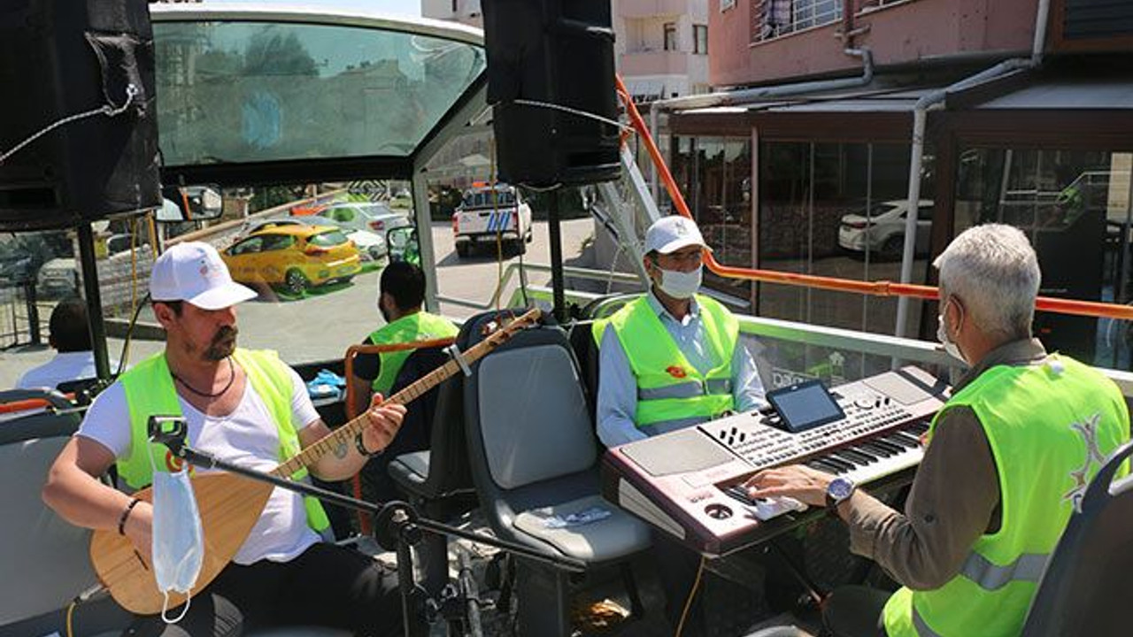Üstü açık otobüsten verilen konser tüm ilçeye balkondan göbek attırdı