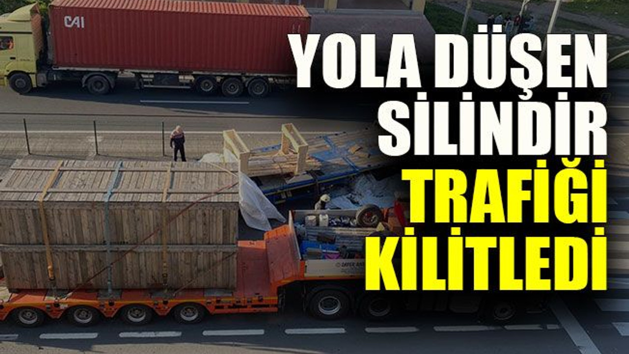 Yola düşen silindir trafiği kilitledi