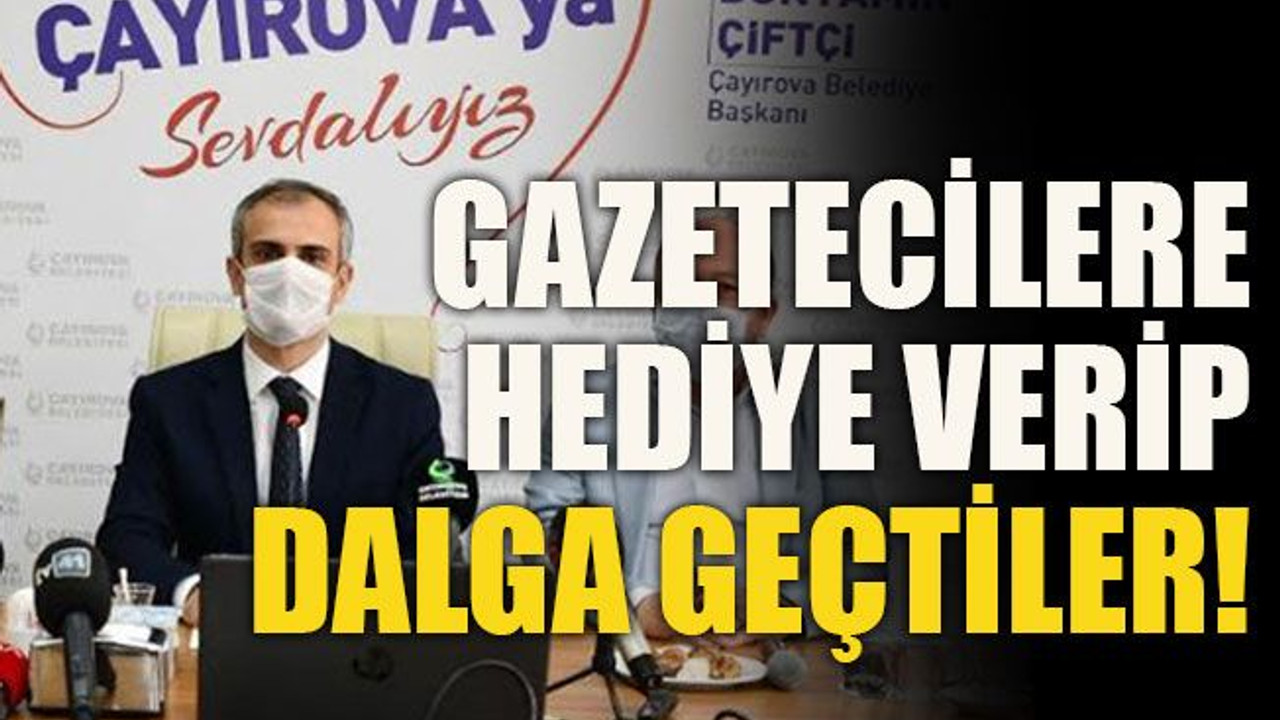 Gazetecilere hediye verip dalga geçtiler!