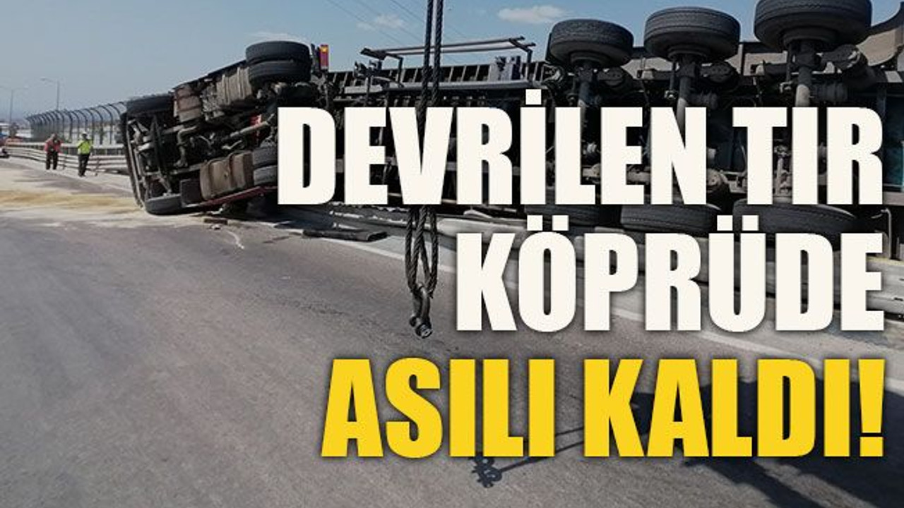 Devrilen tır köprüde asılı kaldı!