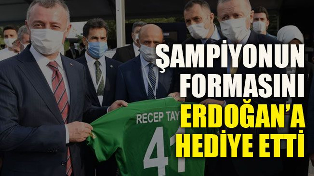 Şampiyonun formasını Erdoğan’a hediye etti