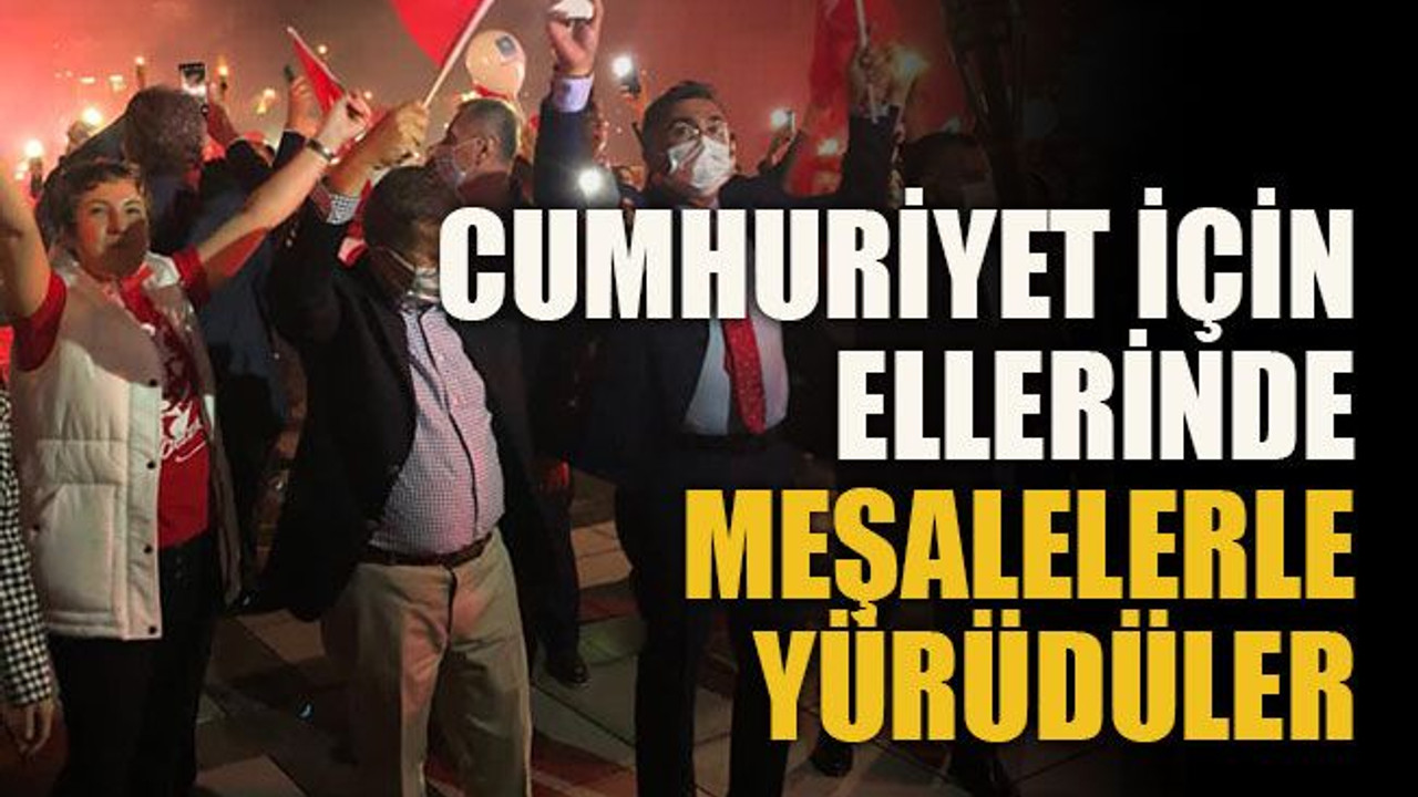Cumhuriyet için ellerinde meşalelerle yürüdüler