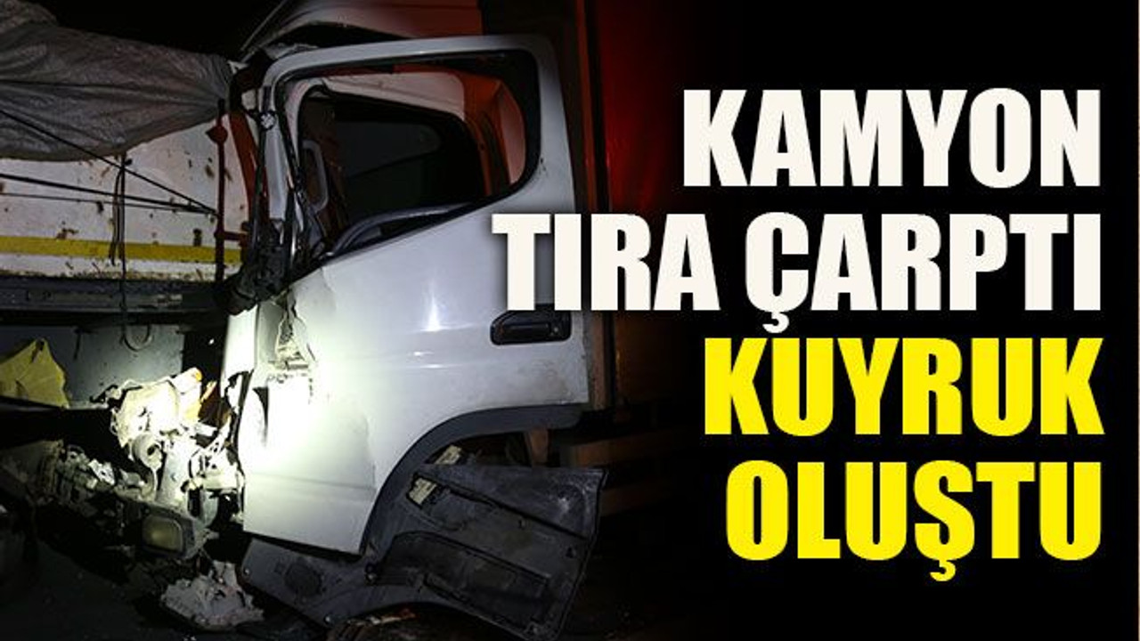 Kamyon tıra çarptı kuyruk oluştu