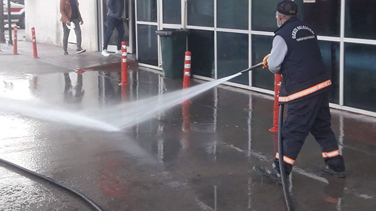 Kısıtlamada sokakları yıkadılar