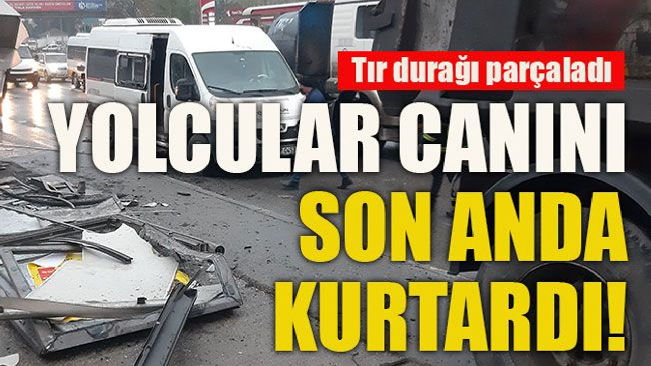 Tır durağı parçaladı ...Duraktaki yolcular canını son anda kurtardı!
