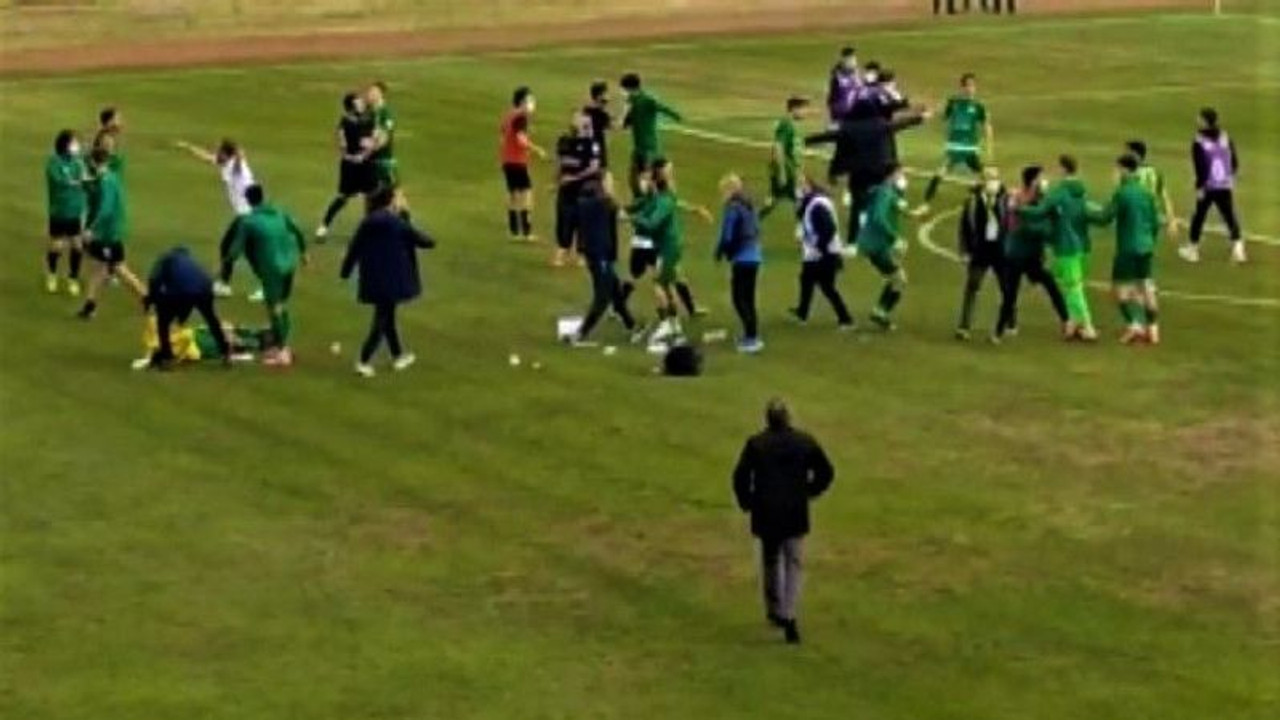 Maç sonrası futbolcular birbirine girdi