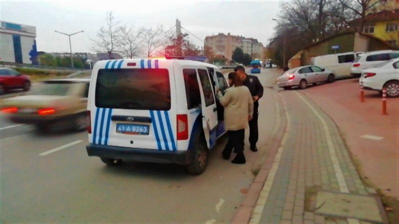 Karşıdan karşıya geçerken otomobilin çarptığı kadın yaralandı