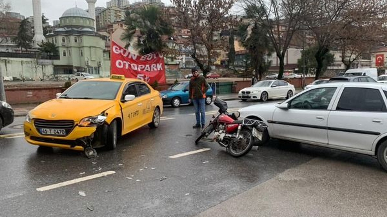 Motosiklet iki otomobille çarpıştı!