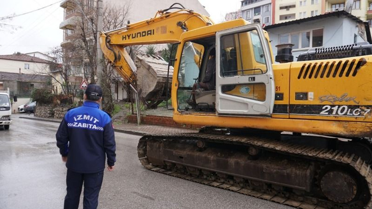 Kent merkezindeki hasarlı binalar yıkılıyor