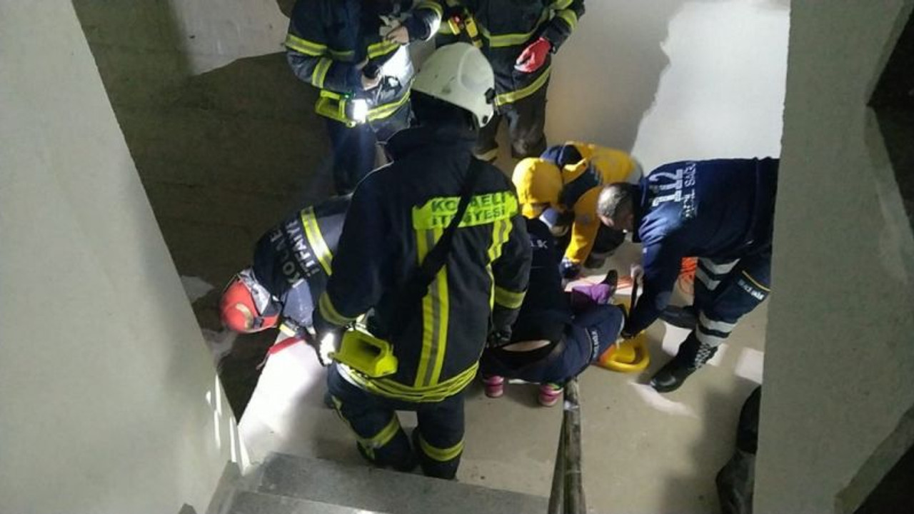 Asansör boşluğuna düşen genç kızı itfaiye ekipleri kurtardı