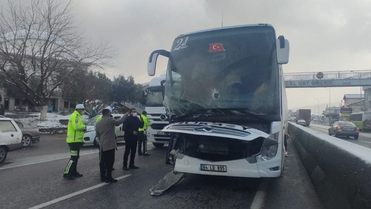 Tıra çarpan otobüsün önü paramparça oldu!