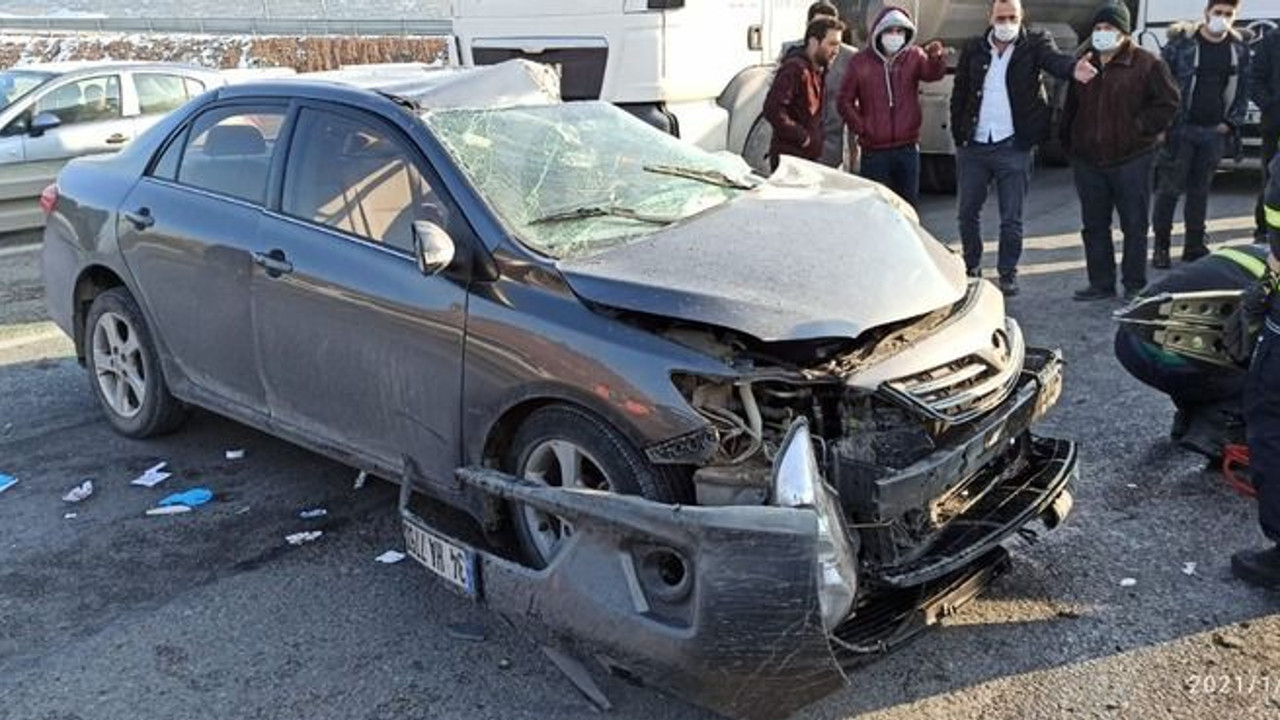 Tırla otomobil D-100'de çarpıştı