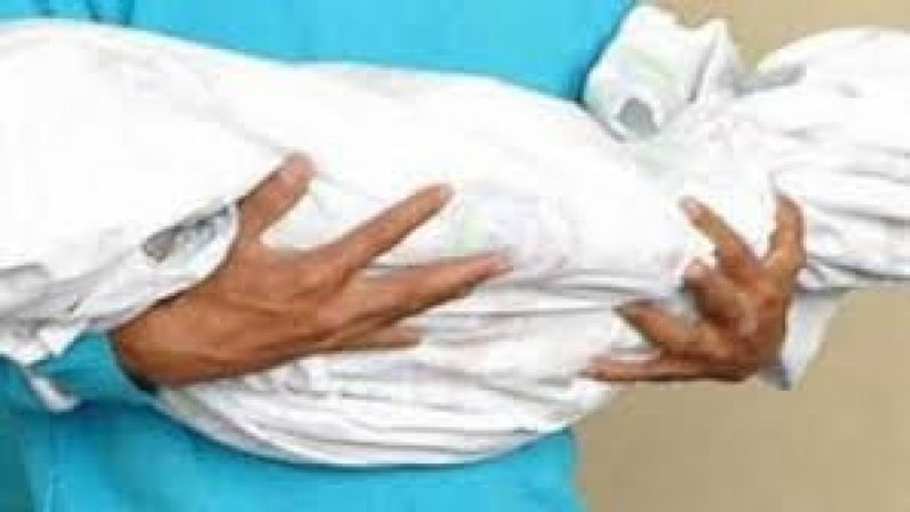 Evde doğum yapan kadın bebeğini bıçaklayarak öldürdü