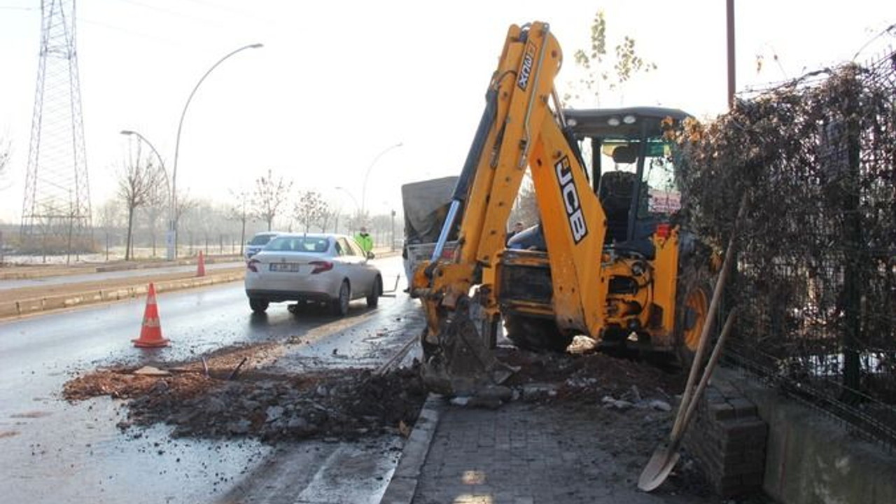 Otomobil, doğalgaz çalışması yapan işçilerin arasına daldı!