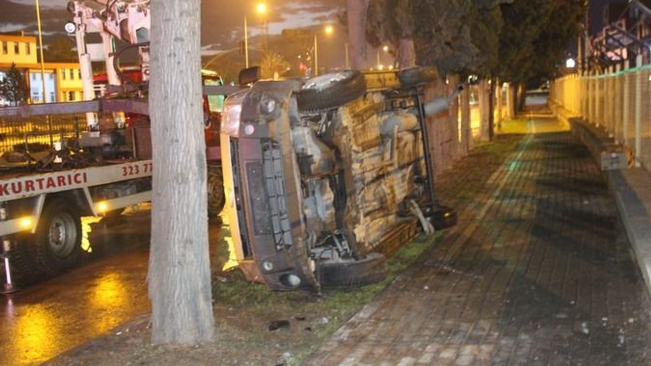 Devrilen hafif ticari araçtan yara almadan kurtuldu