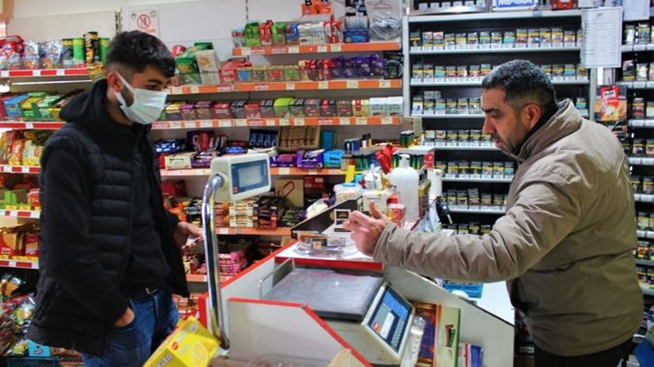 Kendisine verilen sahte parayı dükkanında sergiliyor