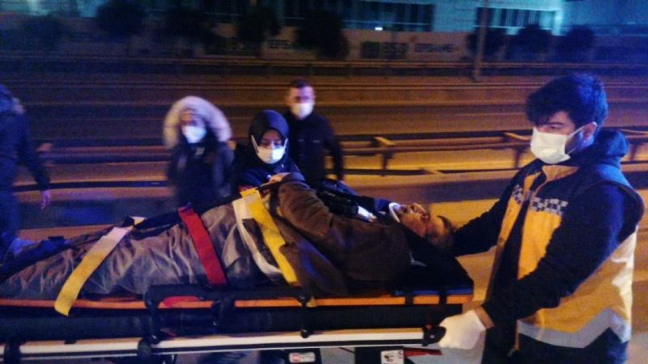 Otobüs ile otomobil çarpıştı, araçta sıkıştı