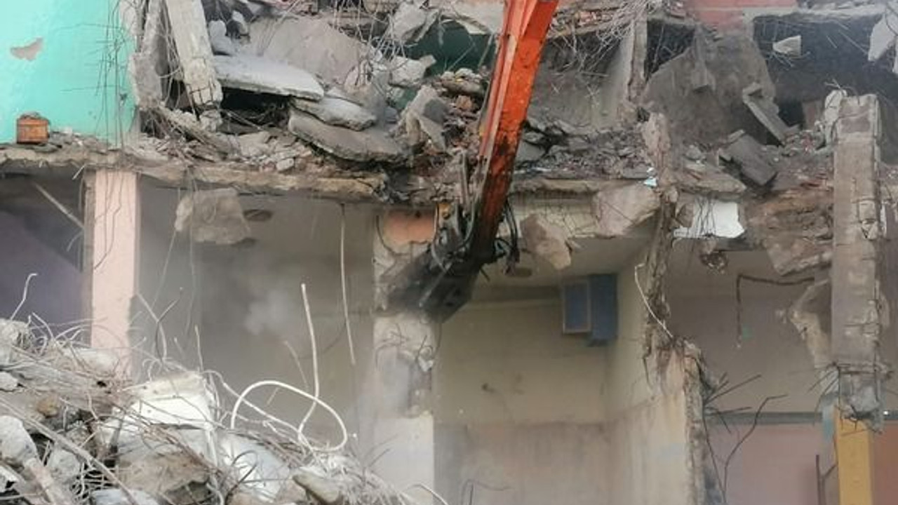 Tinercilerin mesken tuttuğu binayı yıktılar