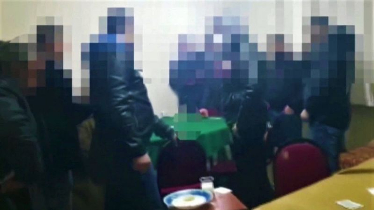 Polis kumar oynanan mekana koçbaşıyla daldı