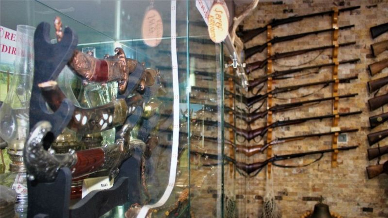 Ofisini müzeye çevirdi, 10 bin yıllık fosil bile var