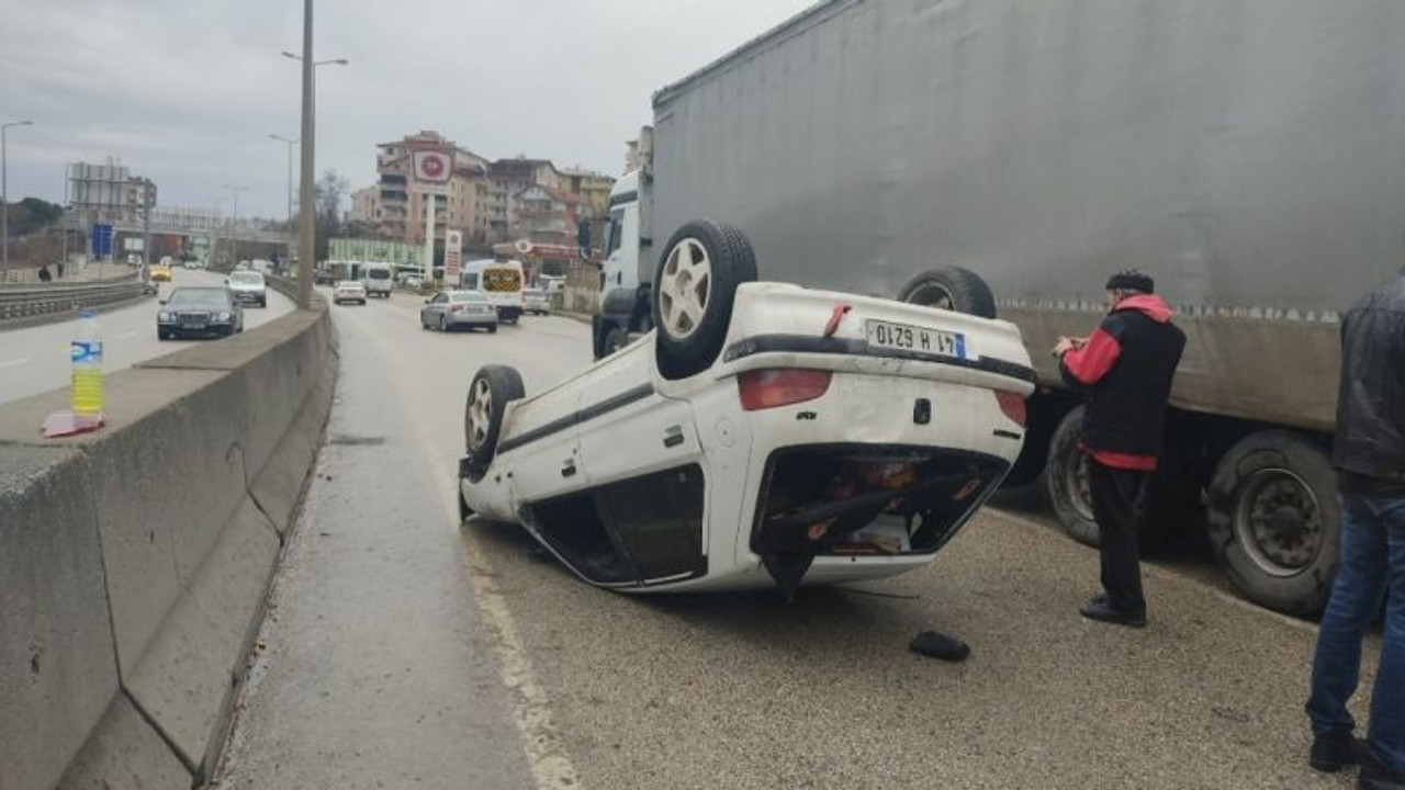 Minibüsle çarpışan otomobil takla attı: 2 yaralı