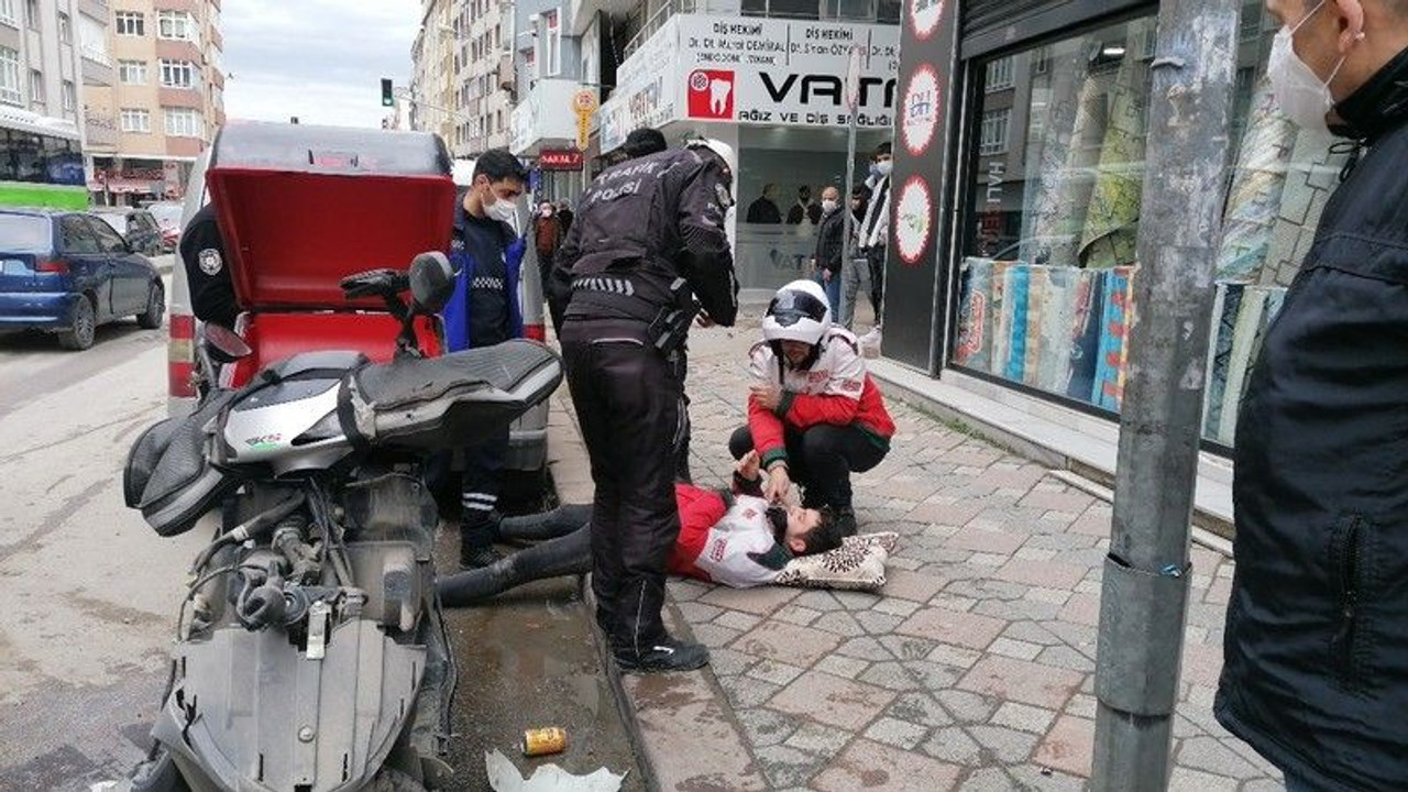 Motosiklet sürücüsü yola savruldu!
