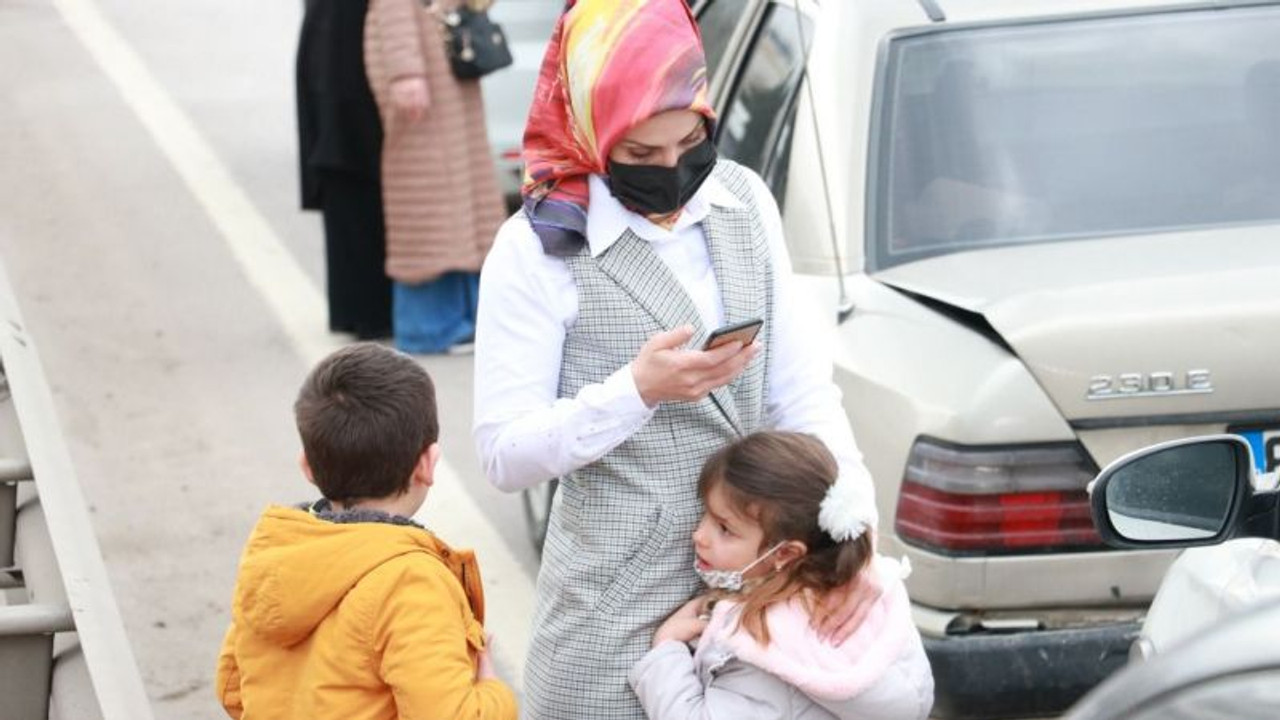 6 aracın birbirine girdiği kazada 2 çocuk yaralandı