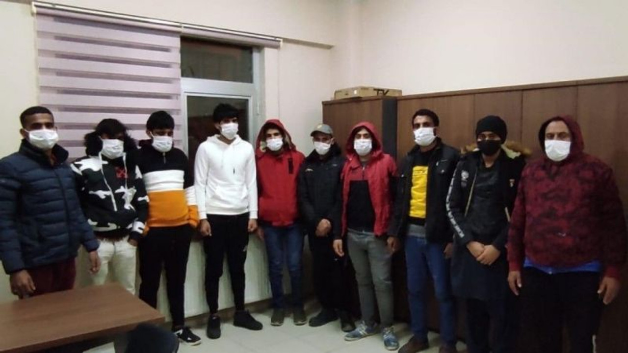 Baskın yapılan evden 13 düzensiz göçmen çıktı