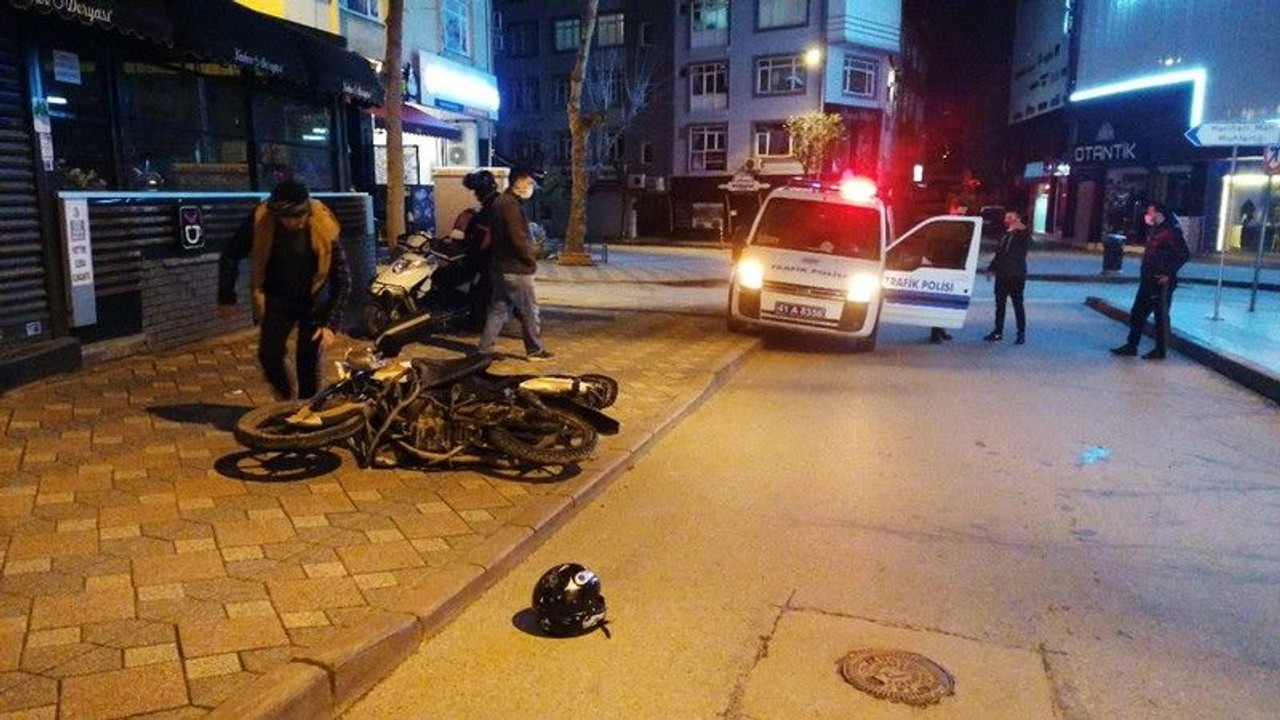 Ticari taksi ile motosiklet çarpıştı: Yaralılar var