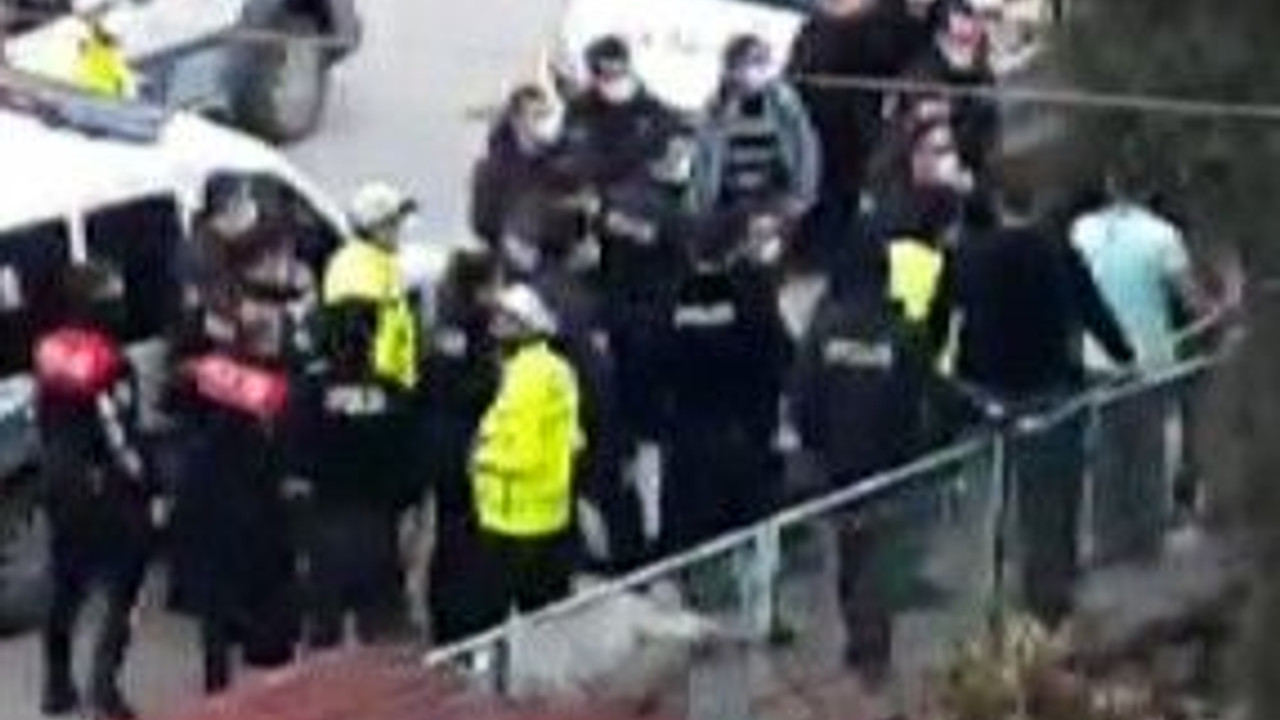 Kavgayı ayırmaya gelen polislere küfredenler gözaltına alındı