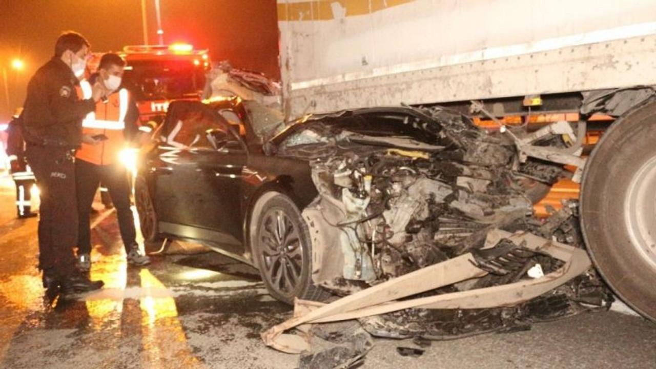 Kocaeli'de feci kaza... Otomobil kağıt gibi yırtıldı: 1 ölü, 1 yaralı