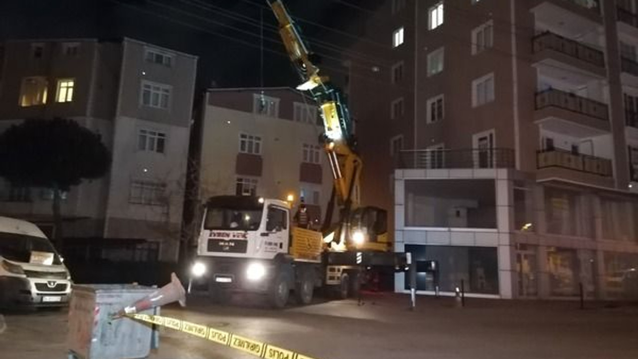 Fırtına çatıyı uçurdu, saatlerce bu halde asılı kaldı