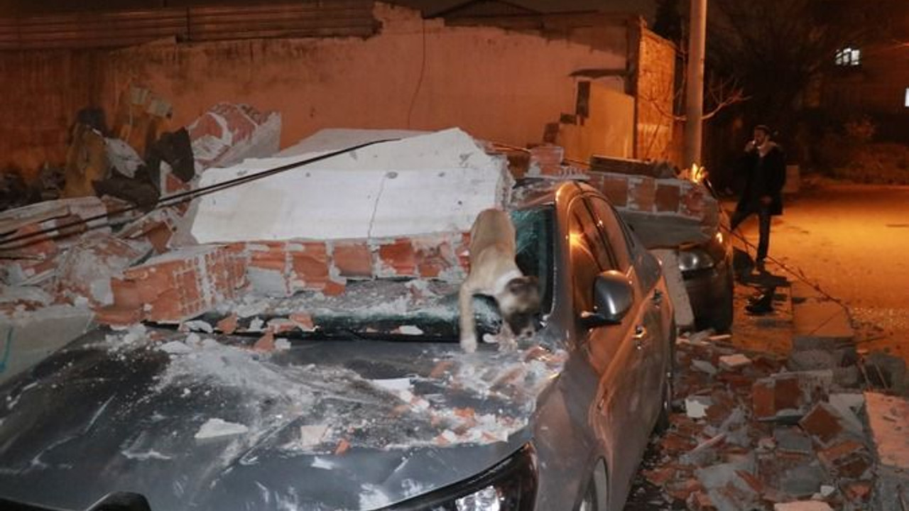 Park halindeki otomobillerin üzerine beton düştü!