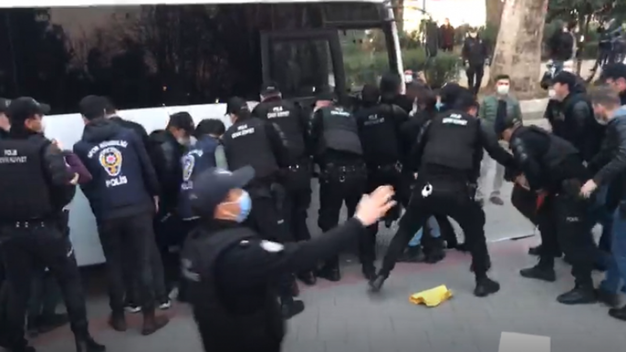 Yer İzmit: Öğrencileri sürükleyerek gözaltına aldılar!