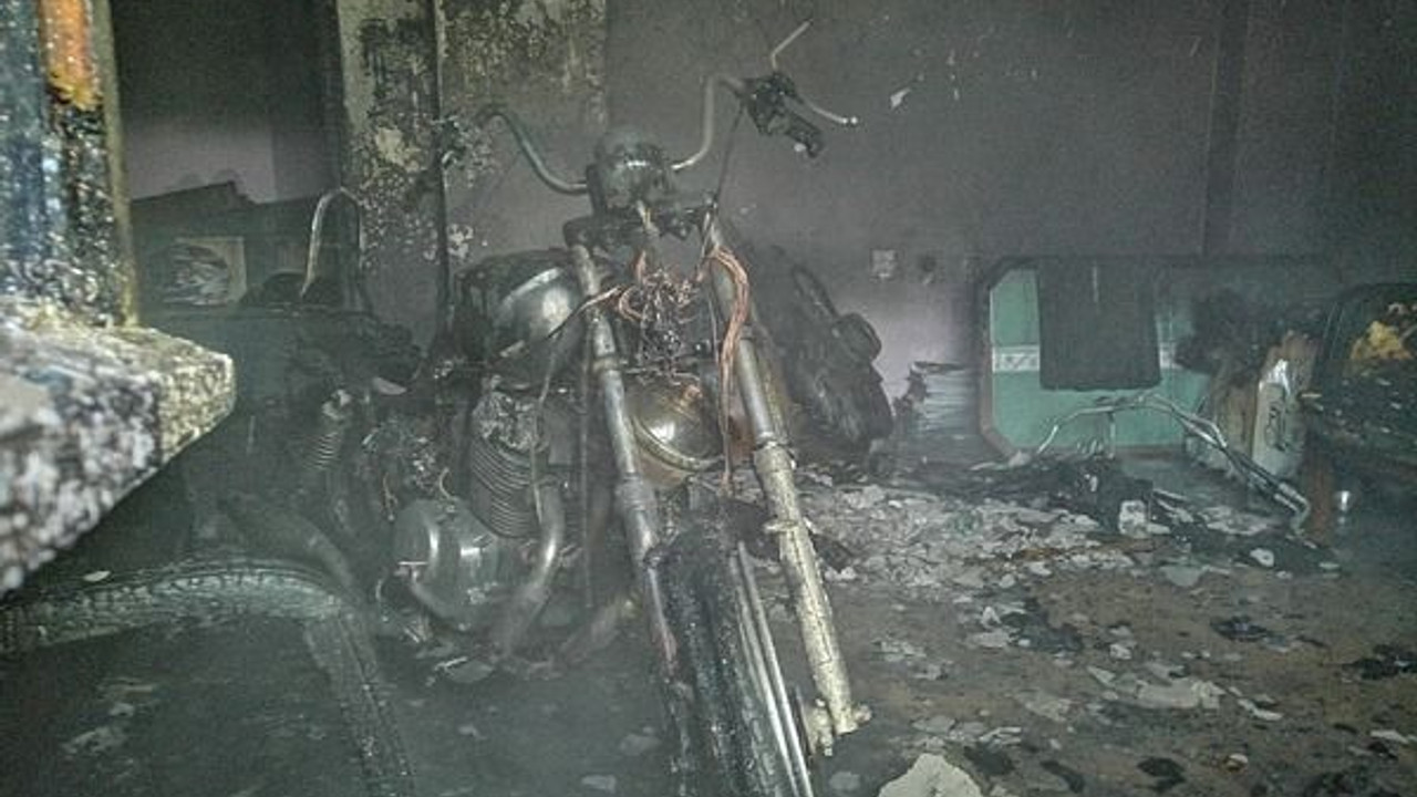 Evde tamir etmek istediği motosiklet evi yaktı